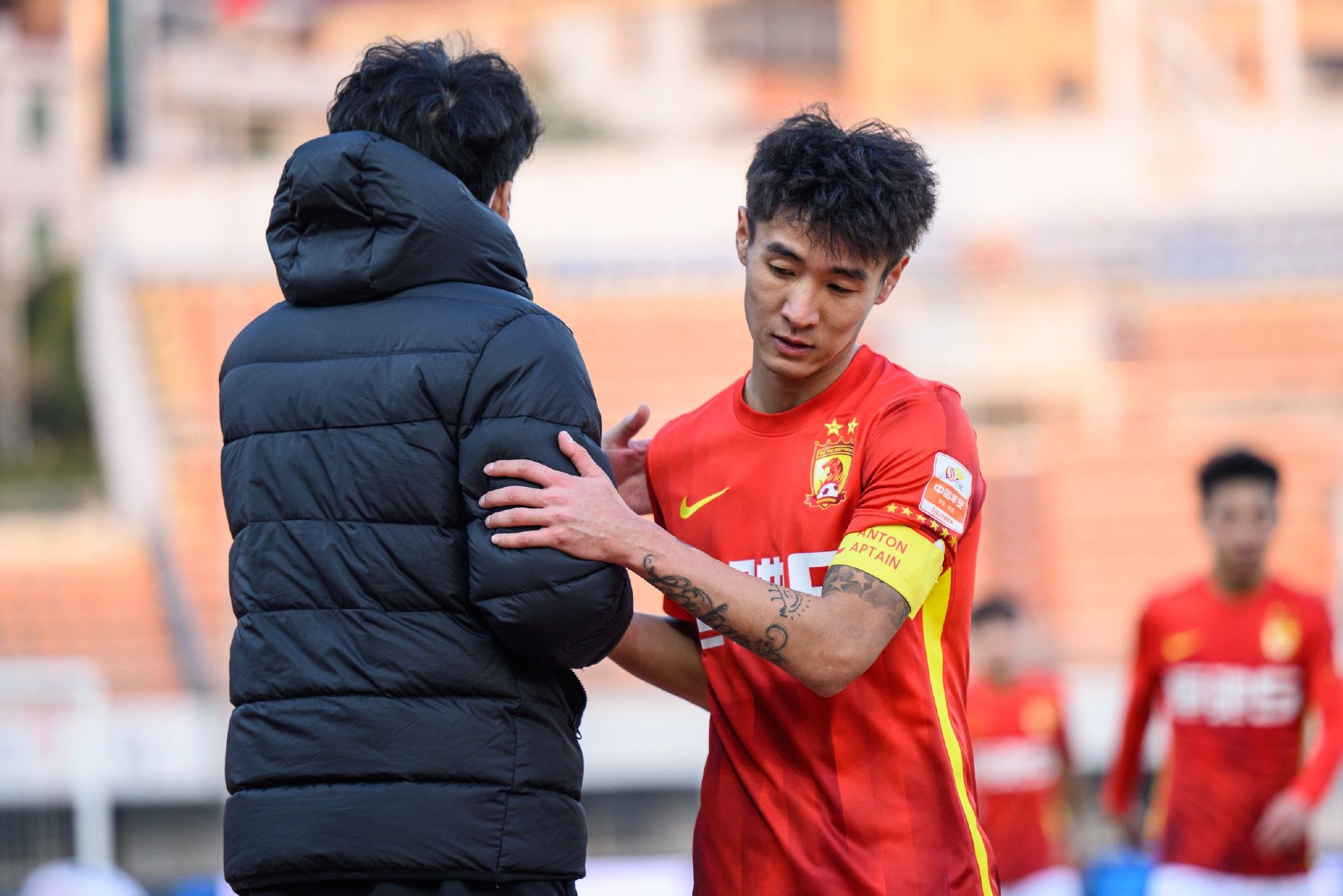 马提奥•布兰科（Lluís Homar 饰）曾是一位风光无穷的片子导演，在遭受车祸掉明后，他更名哈瑞•凯恩，以编剧的身份过着安静的糊口。2008年的一天，名叫雷（Rubén Ochandiano 饰）的青年造访哈瑞，雷对一部片子的假想再次开启哈瑞封闭已久的记忆年夜门。                                  　　1994年，马提奥正在筹拍新片，斑斓女孩莱娜（佩内洛普•克鲁兹 Penélope Cruz 饰）